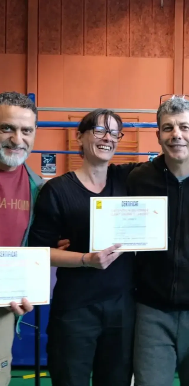 Trois personnes souriantes tiennent des certificats.